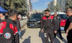 Polis ekiplerine pasta ve çiçekli sürpriz