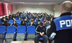 Polis, lise öğrencilerine yönelik eğitim faaliyetlerini sürdürüyor
