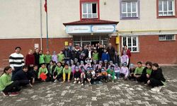 Polisler okulda sürpriz kutlamayla karşılaştı