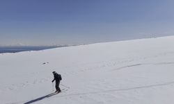 Polonya'lı dağcılar Süphan Dağı'ndan kayarak geri döndü