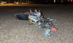 Refüje çarpıp parçalanan motosiklette 2 kişi yaralandı