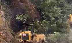 Rize'de heyelan anında iş makinesi son anda kurtuldu
