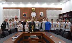 Şampiyon takım, kupalarını Kaymakam Güldoğan'a takdim etti