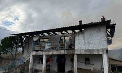 Selendi'de İki Katlı Ev Yangında Yok Oldu