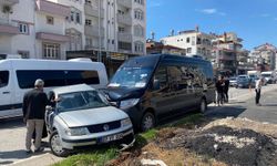 Serik'te Tur Minibüsü ile Otomobil Çarpıştı, 2 Kişi Yaralandı