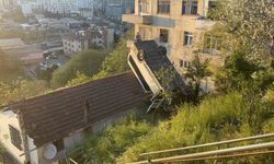 Servis aracı gecekondunun çatısına düştü: 1 yaralı