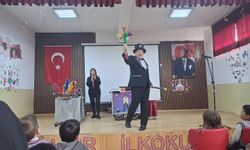 Sihirbaz çocukları büyüledi