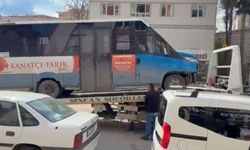 Sincan'da minibüs kamyonetle çarpıştı: 5 yaralı