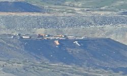 Şırnak'ta toprak kayması: Park halindeki 2 araç şarampole devrildi