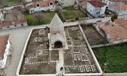 Tarihi türbe Çandır'da ziyaretçilerini bekliyor