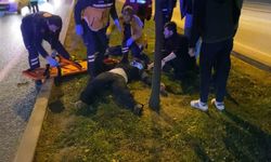 Telefonunu alırken otomobil çarptı: O anlar güvenlik kamerasında