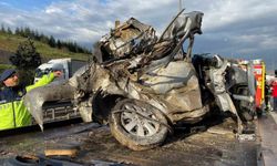 TEM Otoyolu'nda otomobilin altında kalan tır dorsesi: Bir çift hayatını kaybetti