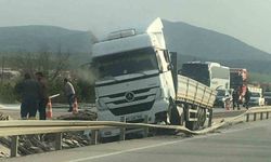 Tır bariyerlere çarptı, 2 kişi yaralandı