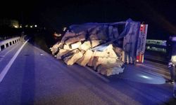 Tır refüje çarparak yan yattı: 1 yaralı