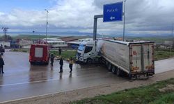 Tır refüje çarptı: Bir kişi yaralandı