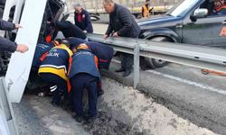 Tır virajda devrildi: Sürücü yaralı olarak hastaneye kaldırıldı