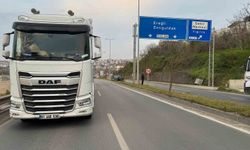 Tırın kör noktasına giren otomobil refüje fırladı