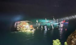 Tur teknesi kayalıklara çarparak battı, bir kişinin cansız bedenine ulaşıldı