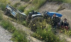 Turgutlu'da lastiği fırlayan traktör devrildi: 2 yaralı