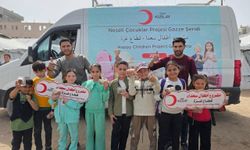 Türk Kızılay, Gazze'de çocuklara tatlı ve şekerleme dağıtıyor