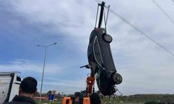 Ünlü saç ekimi uzmanı Berkay Tulpar, lüks aracıyla bariyerlere çarparak çayırlığa savruldu