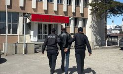 Uyuşturucuyu vites ile teyip arasındaki gizli yere sakladı