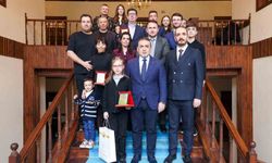 Vali Sözer, 'Yılın Okuru' ödüllerini sahiplerine sundu