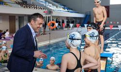 Vali Sözer yüzme havuzunda sporcularla buluştu