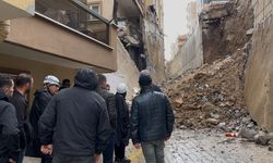 Yağışlar sonrası istinat duvarı yıkıldı, sakinler deprem zannetti