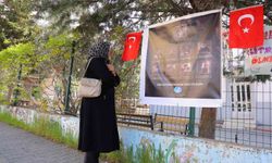 Yaşlı kadın, saldırının olduğu okul önünde Kur'an okuyarak dua etti