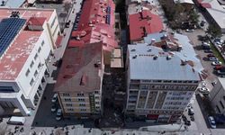 Yıkım sırasında zarar gören bina, hala tehlike yaratmaya devam ediyor