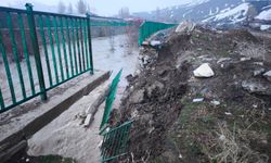 Yüksekova'da istinat duvarı çökmeye yüz tuttu