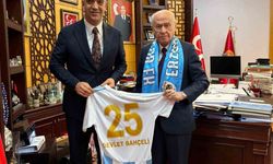 Yurdagül, Bahçeli'ye Erzurumspor forması hediye etti
