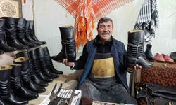 Yüzyıllık Kalıplarla Efe Çizmesi Üretimi Yapıyor