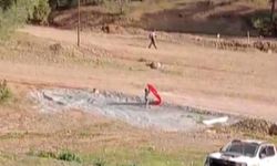 14 yaşındaki Yusuf, düşen bayrağı almak için piste atladı