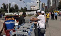 Adana'da simitçiler ve su satıcıları 1 Mayıs'ta bariyerlerin gerisinde satış yaptı