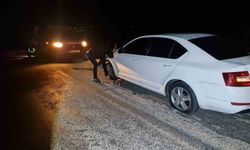Alaca'da çukurlara giren 5 aracın lastiği patladı