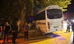 Alkollü sürücü minibüsüyle iş yerine girdi: 2 yaralı