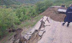 Amasya'da köy yolunda toprak kayması