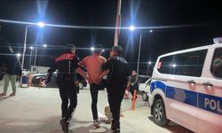 Arkadaşını bıçaklayan şahıs, polisle gergin anlar yaşattı