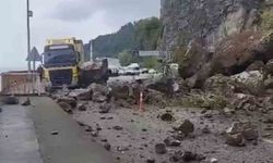 Artvin'de Sarp Sınır Kapısı yolunda toprak kayması