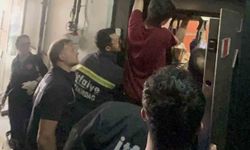 Asansöre sıkışan gencin kurtuluşu: İtfaiye erleri gözyaşları arasında müdahale etti