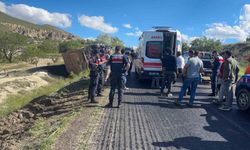 Asfalt çalışması sırasında devrilen kamyonda sürücü yaralandı