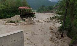 Azdavay'da sağanak sonrası yürüyüş köprüsü sulara kapıldı