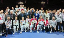 Bakan Bak, milli tekvandocuları kutladı
