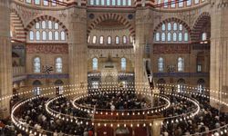Bakan Güler Selimiye Camii'nde halkla bayramlaştı
