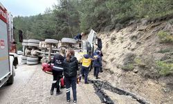 Bolu'da kum yüklü kamyon devrildi: 1 kişi hayatını kaybetti