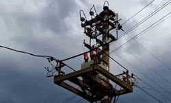 Bolu'da yıldırım elektrik direğine isabet etti