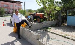 Briketlerle kapatılan yol, evine girişi engelliyor