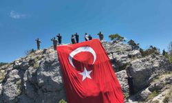 Burdur'da jandarma 54 m2'lik dev Türk bayrağı açtı